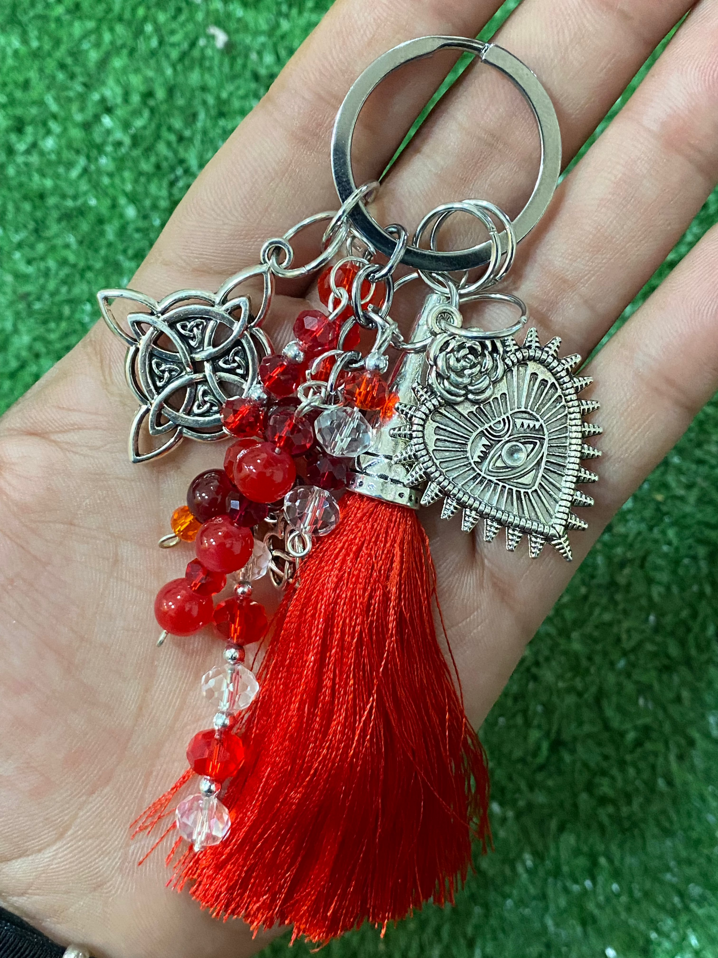 Llavero en tonos rojos con corazón y nudo de bruja
