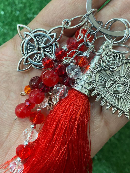 Llavero en tonos rojos con corazón y nudo de bruja