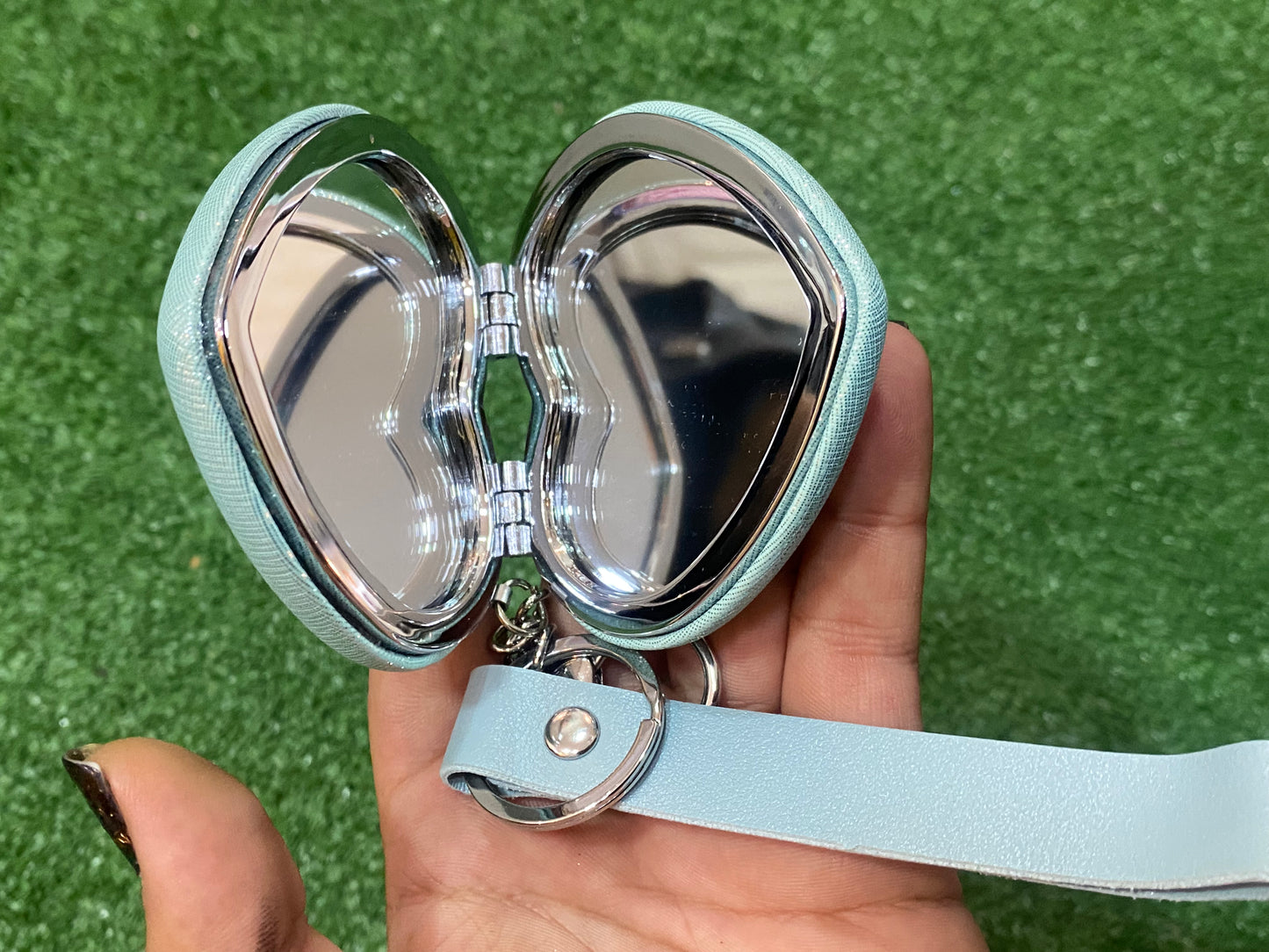 Espejo de mano en forma de corazón brillante