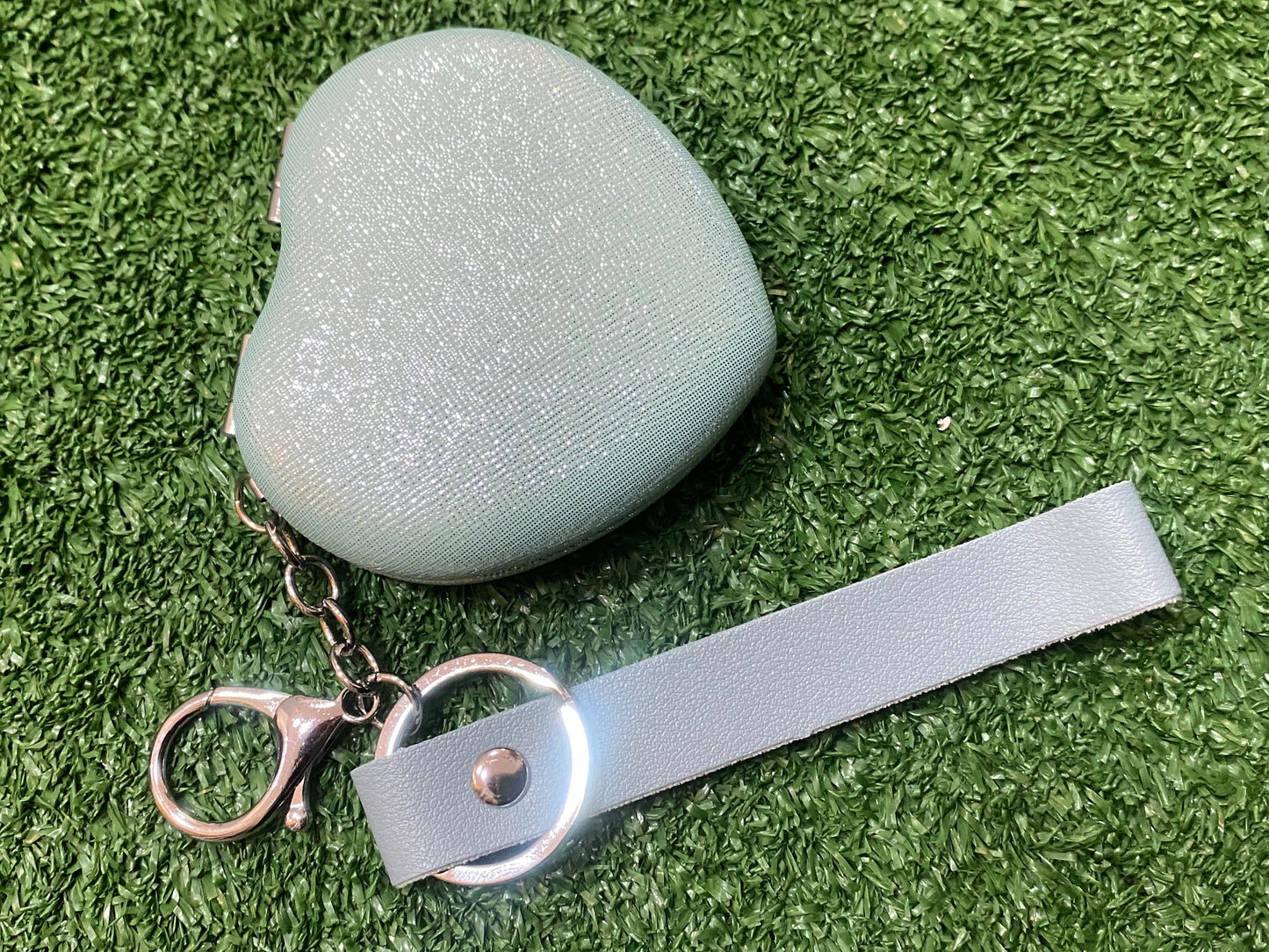 Espejo de mano en forma de corazón brillante