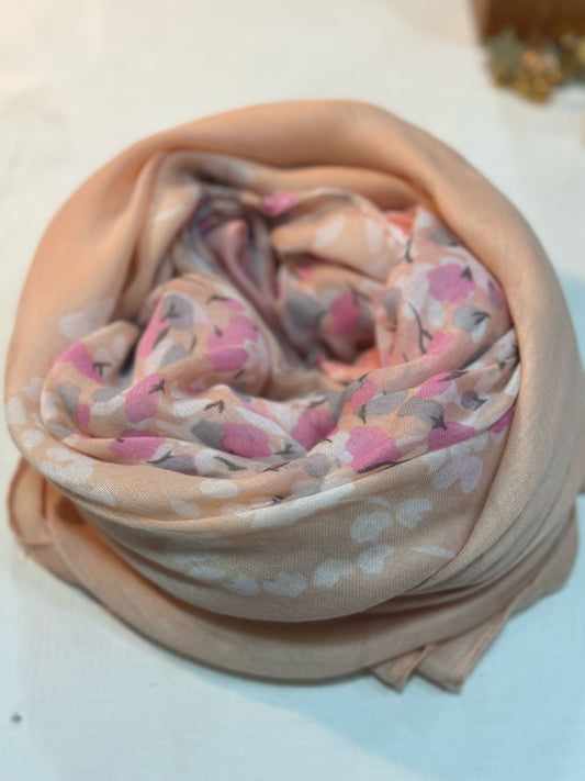 Pañuelo en tonos rosas y duraznos con flores