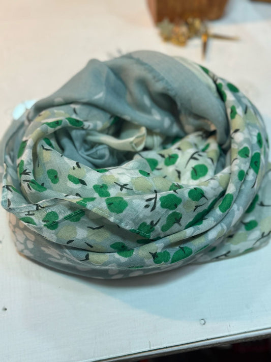 Pañuelo en tonos verdes con flores