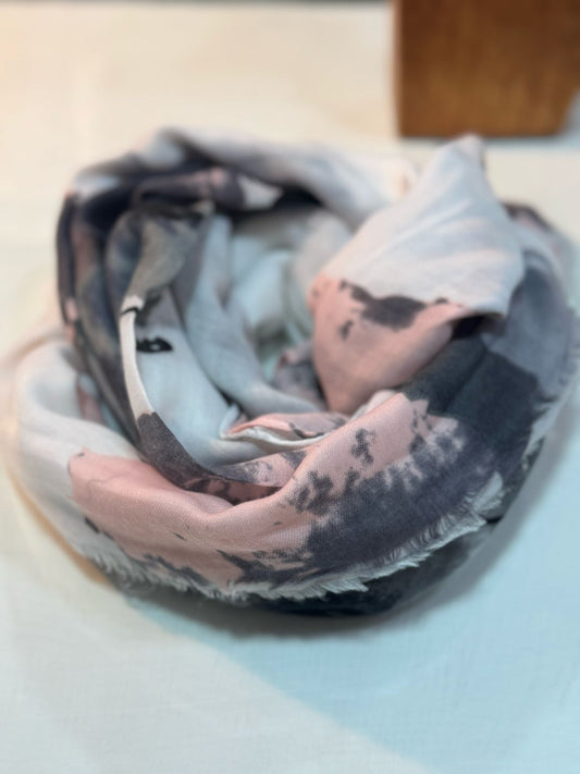 Pañuelo en tonos grises y rosas