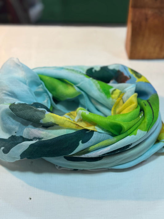 Pañuelo en tonos verdes y celestes