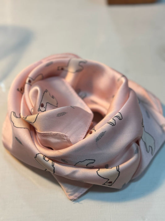 Pañuelo rosa motivos de llamas en seda