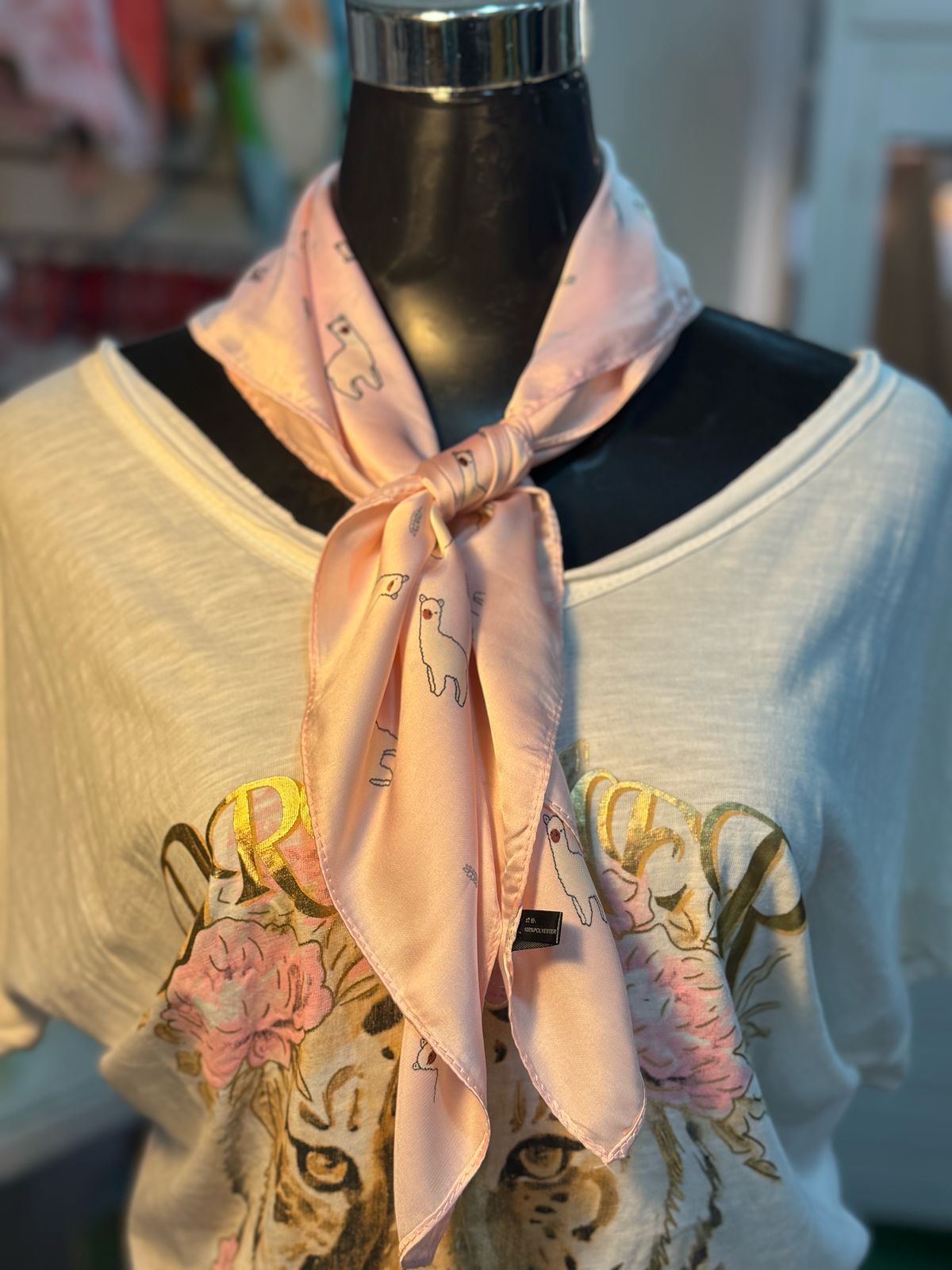 Pañuelo rosa motivos de llamas en seda