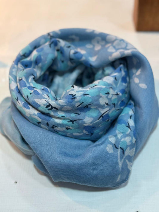 Pañuelo celeste con flores blancas