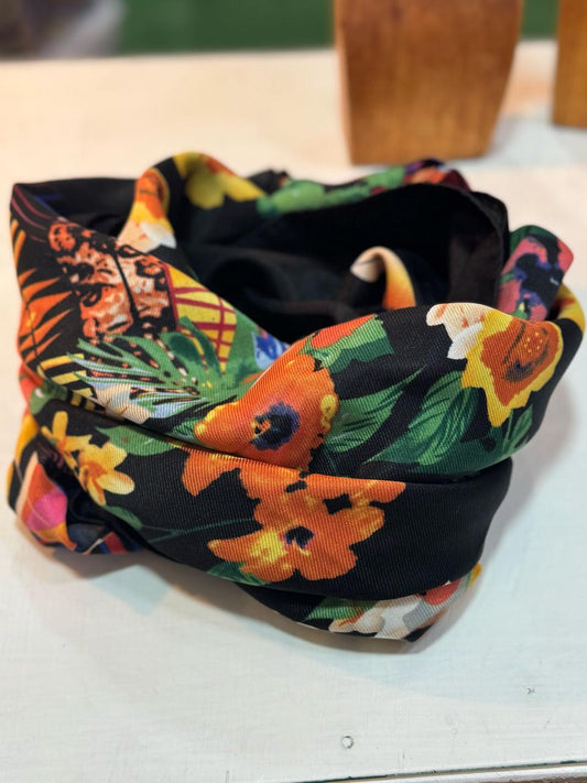 Pañuelo negro con flores