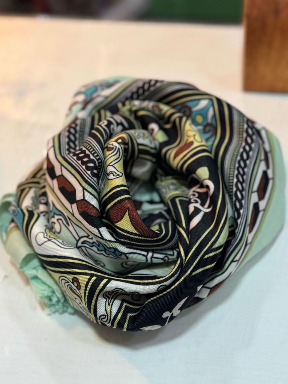Pañuelo en tonos agua y tierra