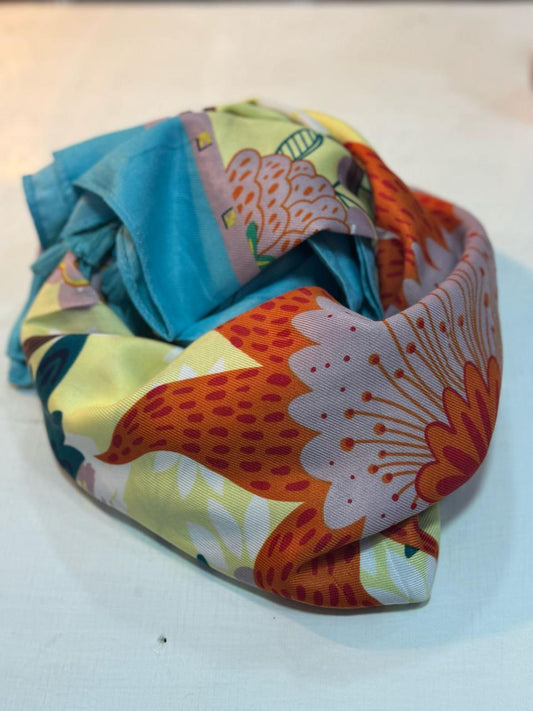 Pañuelo en tonos celestes y amarillos