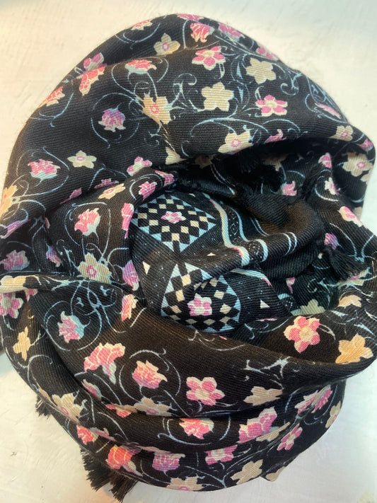Pañuelo negro con flores