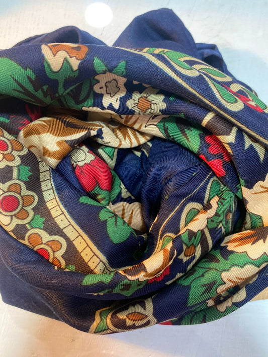 Pañuelo azul con flores rojas y verdes