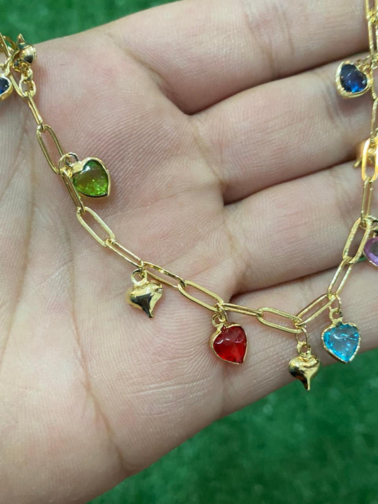 Collar de corazones de colores de cobre con baño en oro
