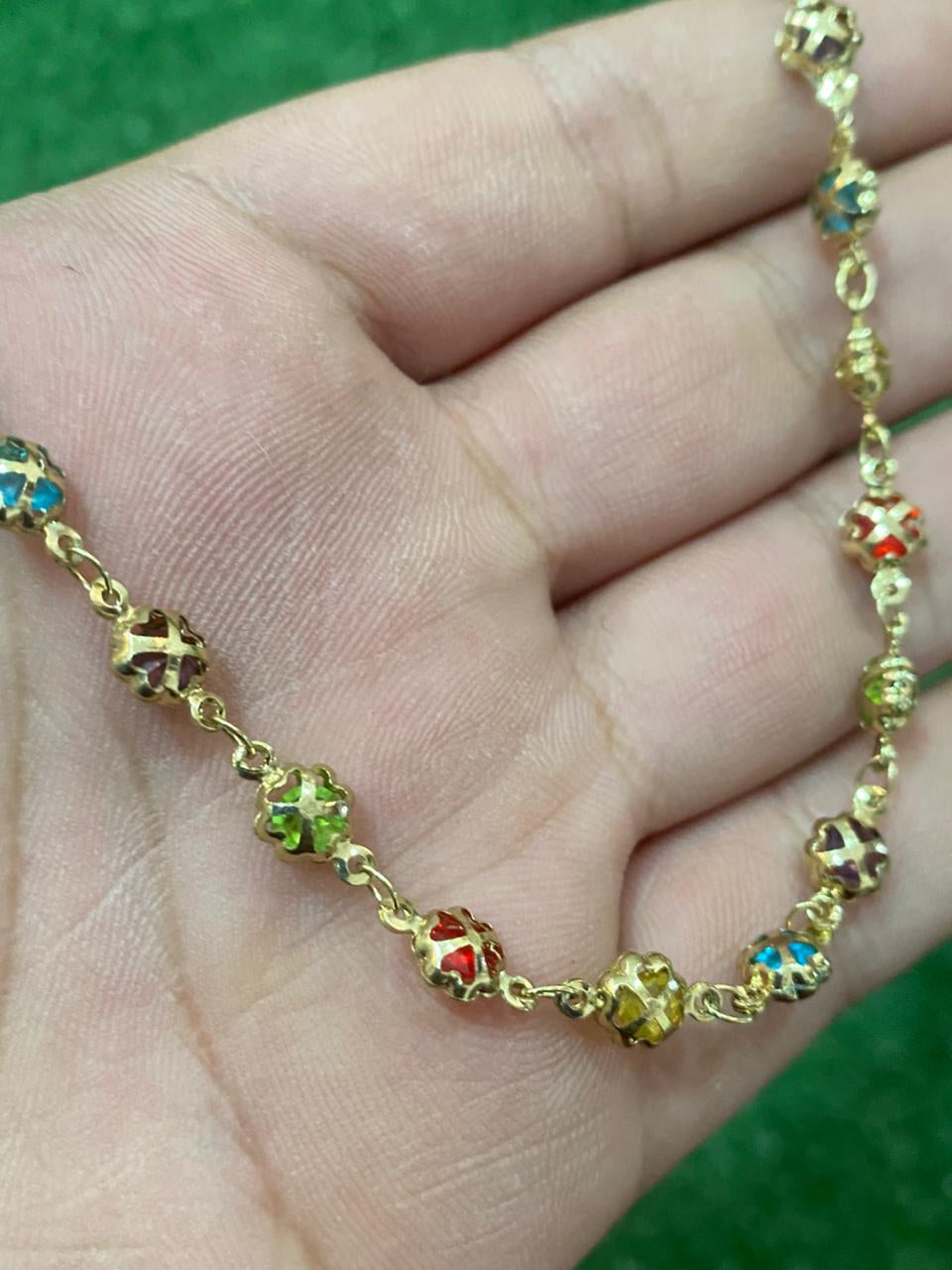 Collar de cristales multicolor de cobre en baño en oro
