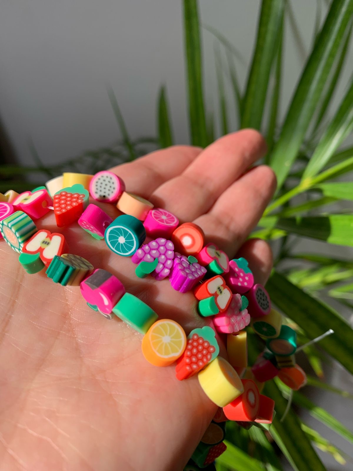Cuentas de fimo con figura de frutas (10 unidades)