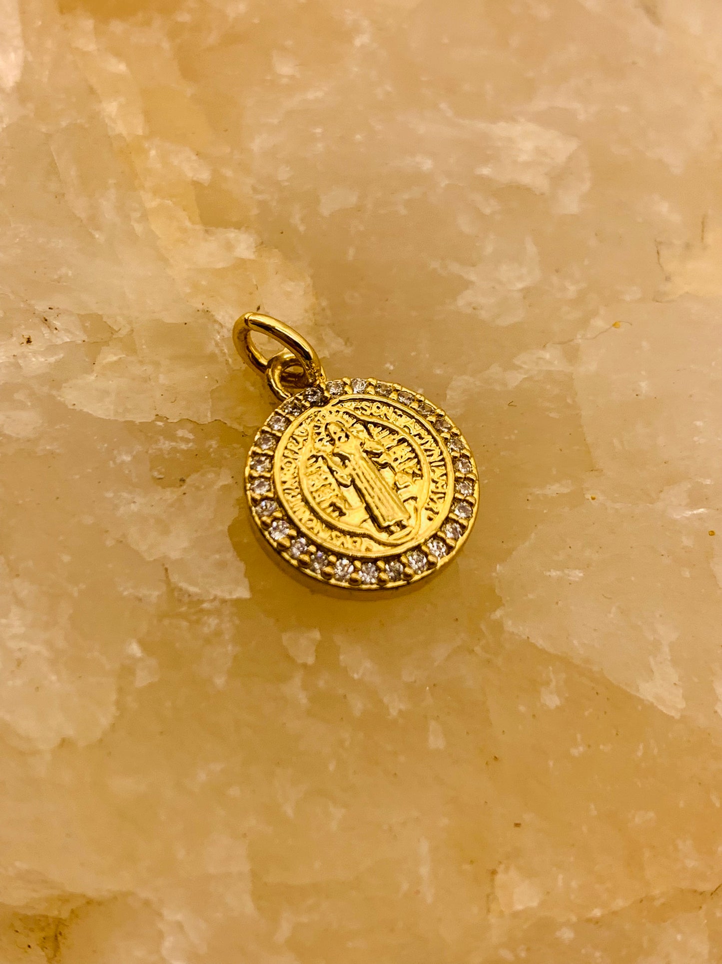 Charm San Benito 1 cm – Baño en Oro con Micro Circones