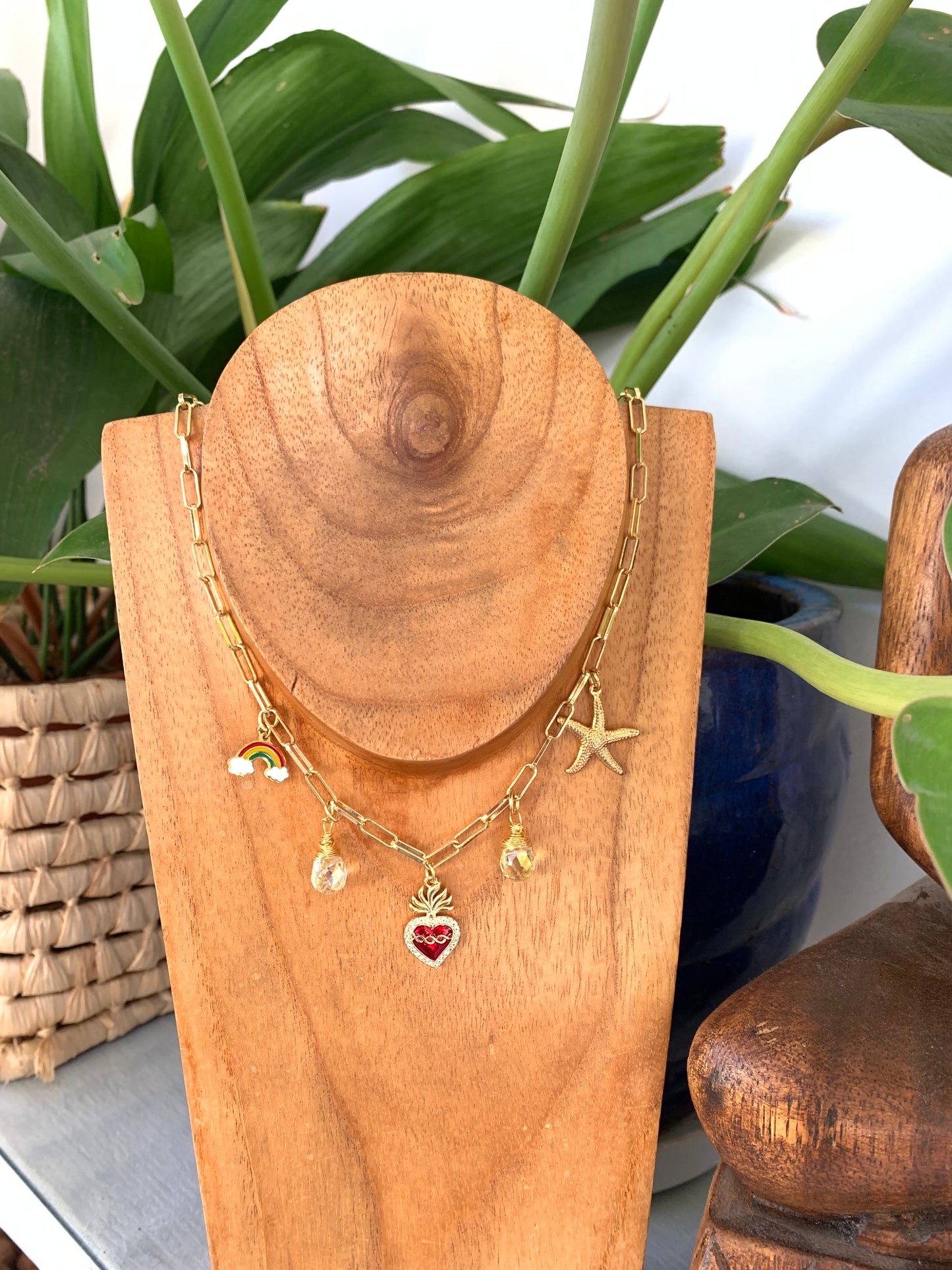✨ Collar Dorado con Charms - Arcoíris, Corazón de Jesús y Estrella ⭐