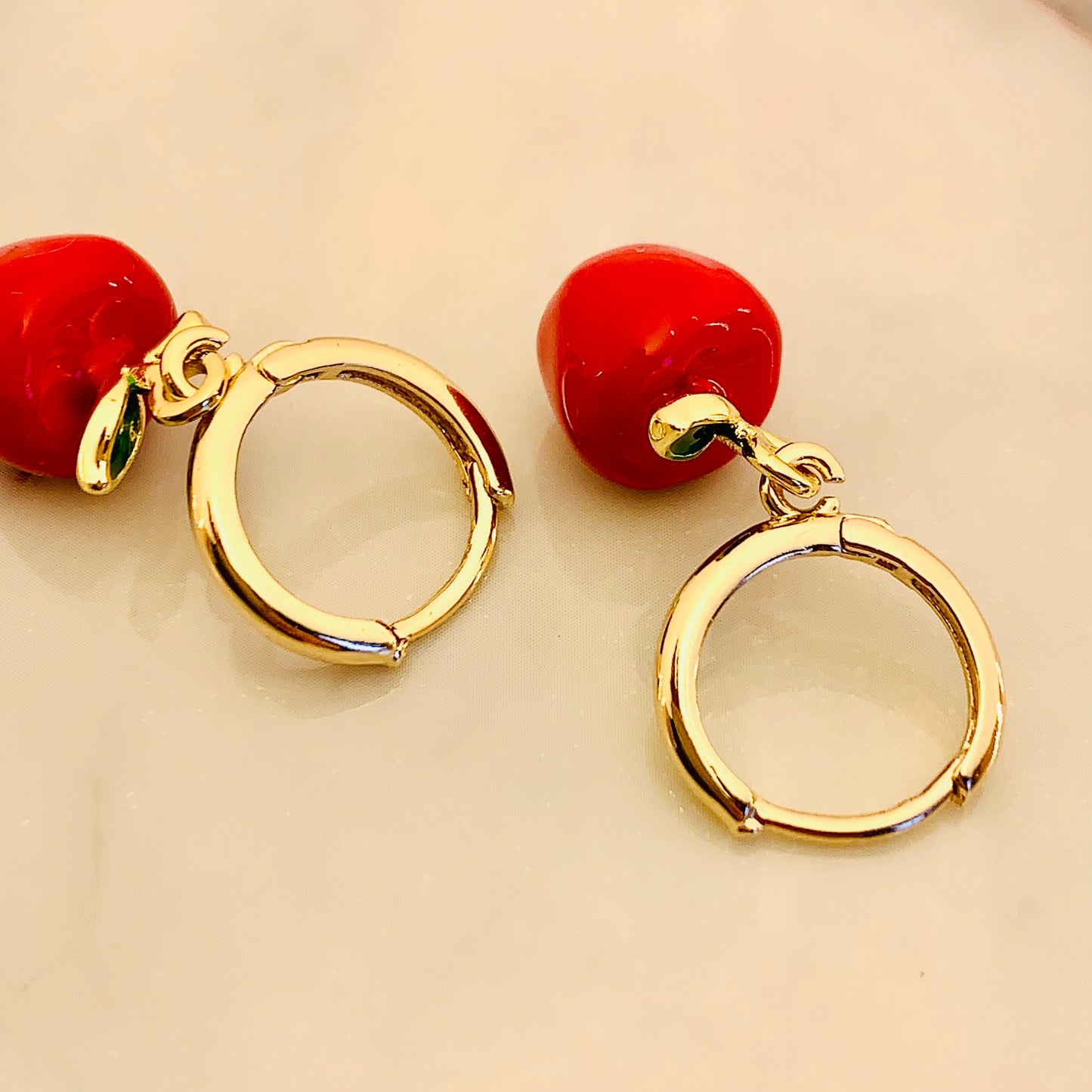 Aros bañados en oro con manzanitas rojas esmaltadas 🍎✨