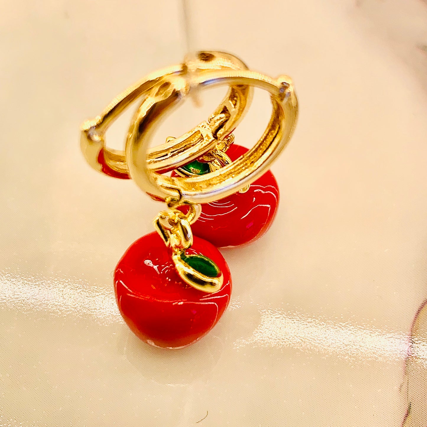 Aros bañados en oro con manzanitas rojas esmaltadas 🍎✨