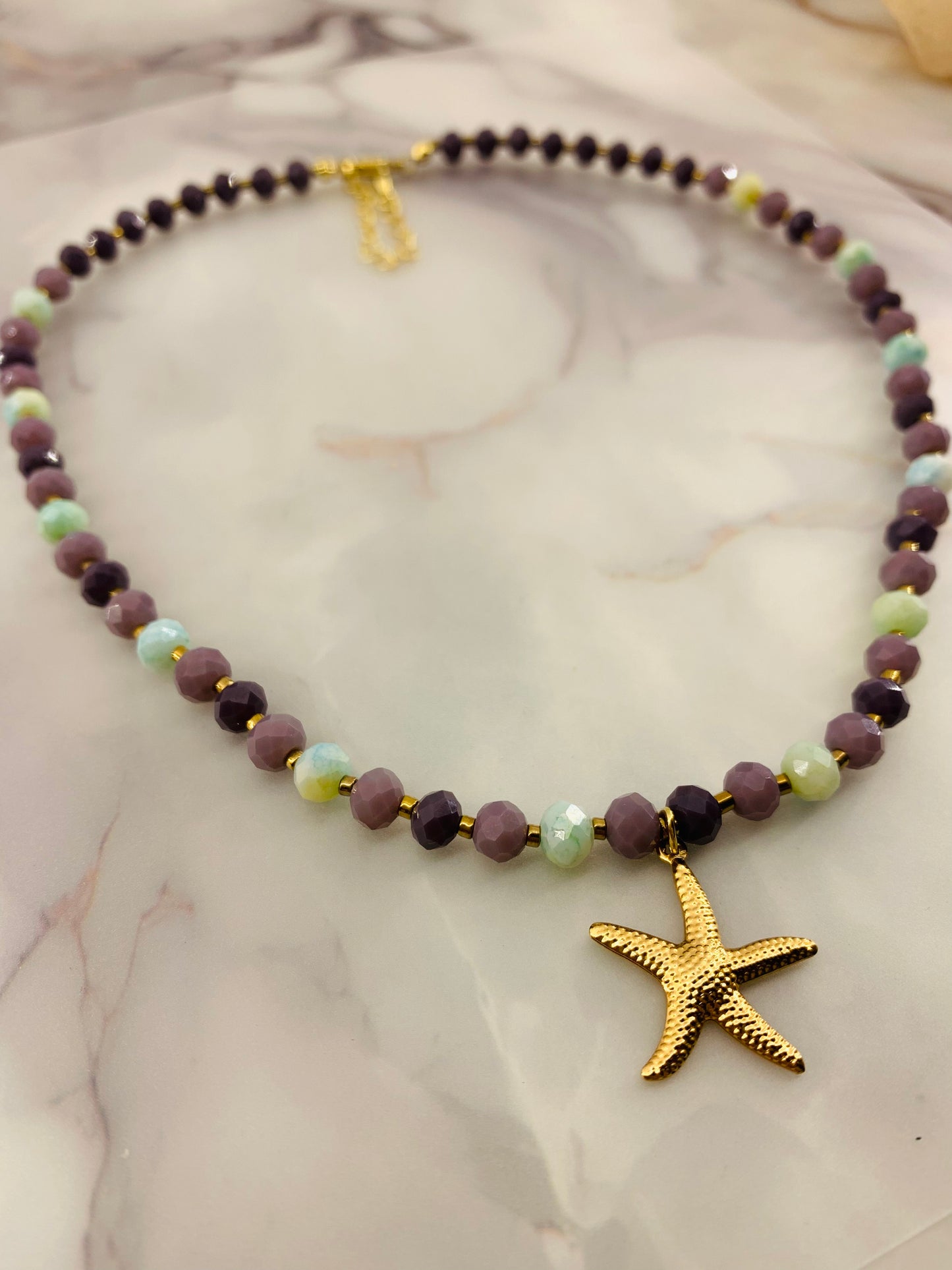 ✨ Collar artesanal en cristal facetado malva con estrella de mar bañada en oro 🌊💜