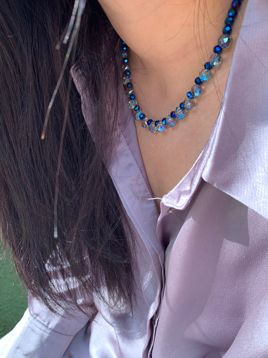 🔷 Collar en cristal azul electrolizado con gotas tornasol y broche plateado ✨