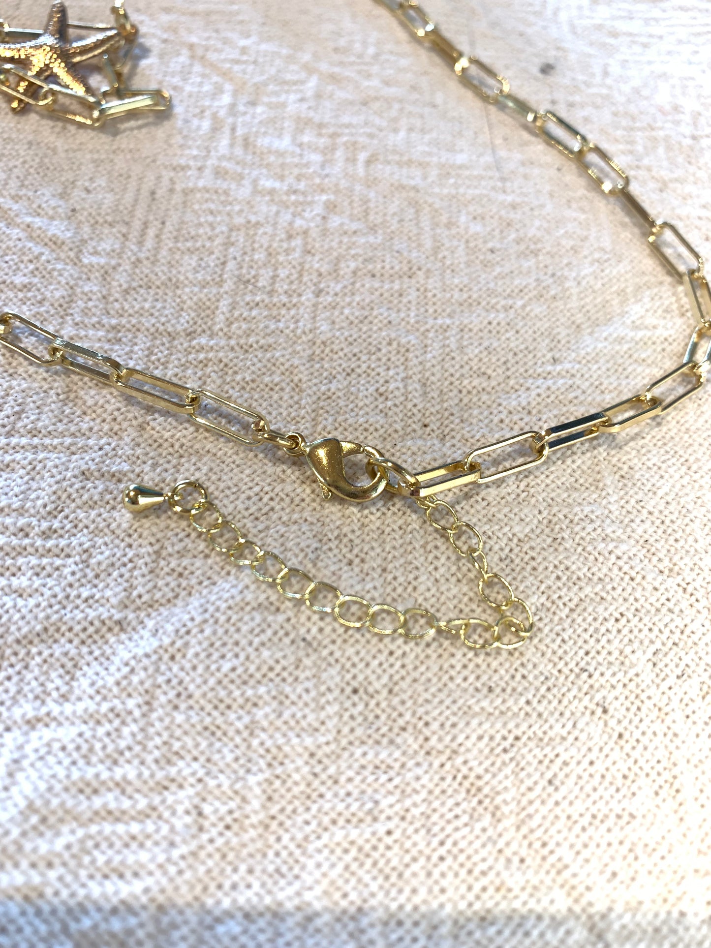 ✨ Collar Dorado con Charms - Arcoíris, Corazón de Jesús y Estrella ⭐