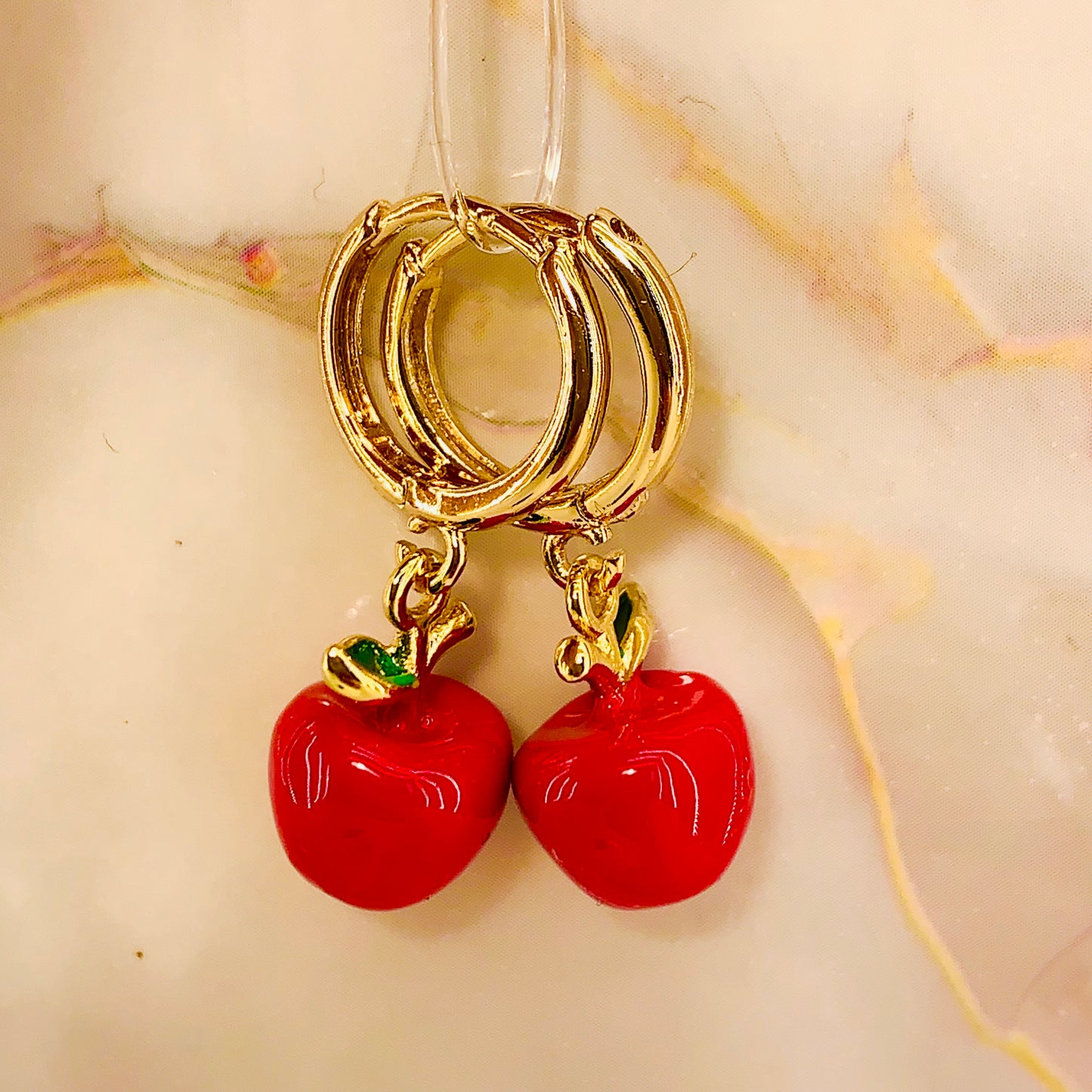 Aros bañados en oro con manzanitas rojas esmaltadas 🍎✨