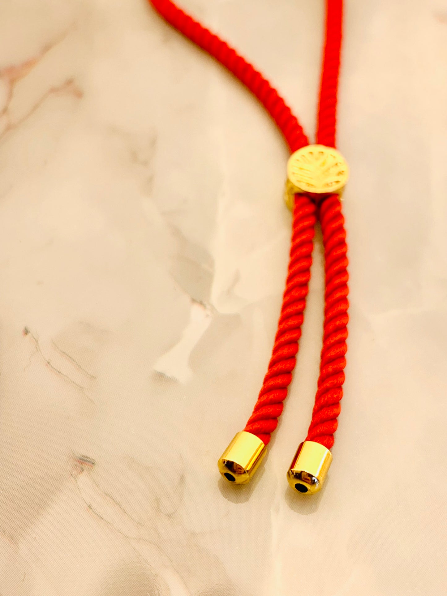 Pulsera Roja de Cordón con Terminales Baño Oro y Dije Conector de Saturno