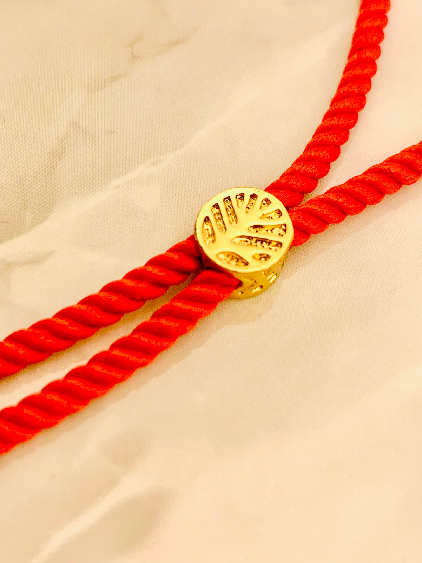 Pulsera Roja de Cordón con Terminales Baño Oro y Dije Conector de Saturno