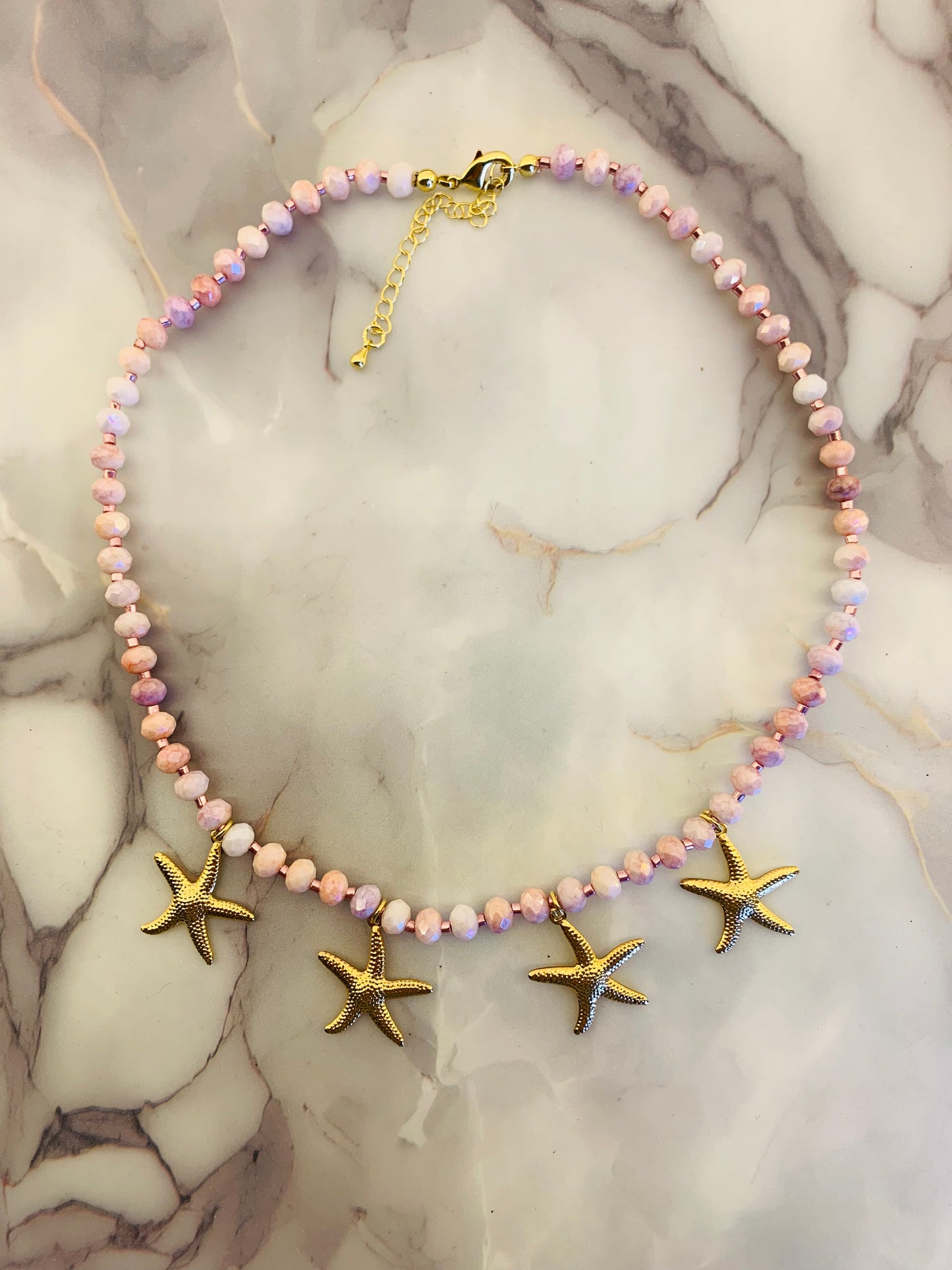 💖 Collar hecho a mano en tonos malva y rosa con estrellas bañadas en oro ✨🌟