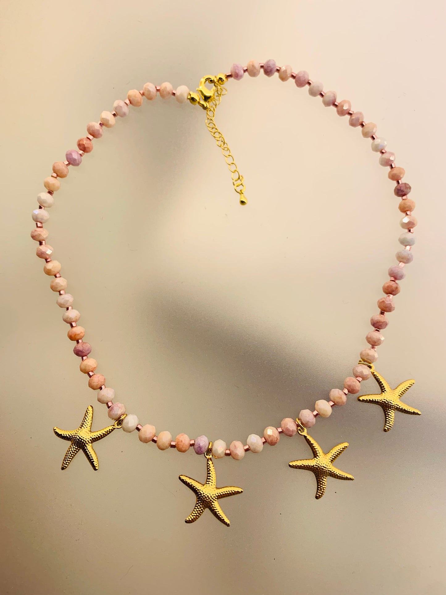 💖 Collar hecho a mano en tonos malva y rosa con estrellas bañadas en oro ✨🌟