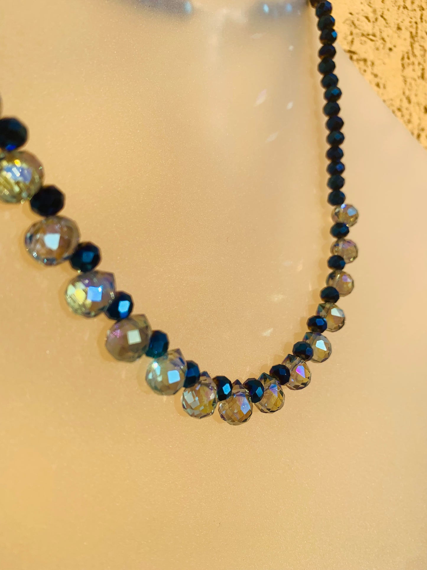 🔷 Collar en cristal azul electrolizado con gotas tornasol y broche plateado ✨