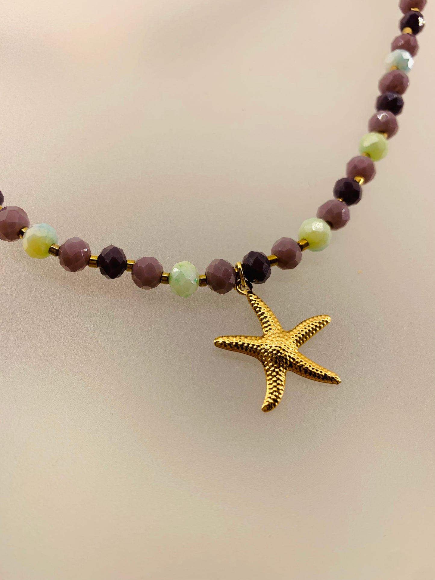 ✨ Collar artesanal en cristal facetado malva con estrella de mar bañada en oro 🌊💜