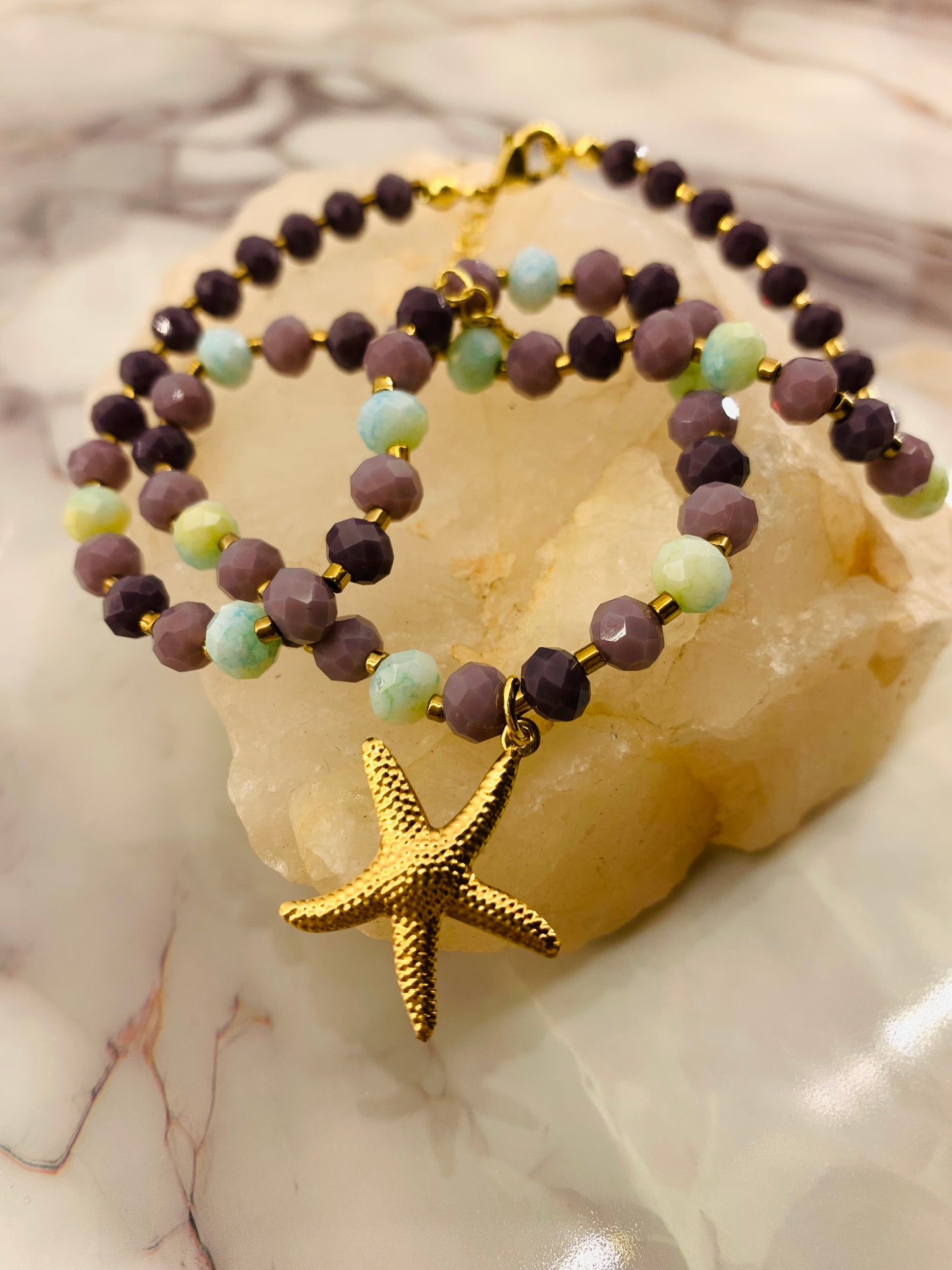 ✨ Collar artesanal en cristal facetado malva con estrella de mar bañada en oro 🌊💜