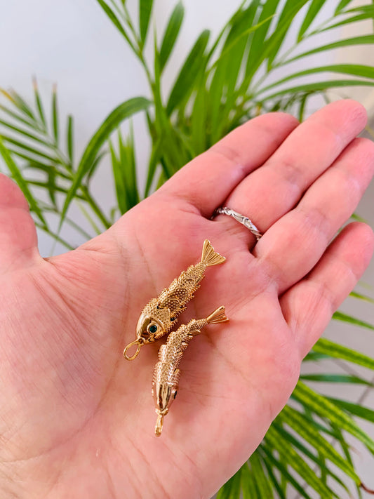 Colgante Charm de Pescado Dorado 18K con Circonita