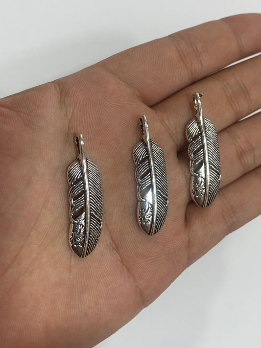 Dijes de pluma plateados 4 cm de largo