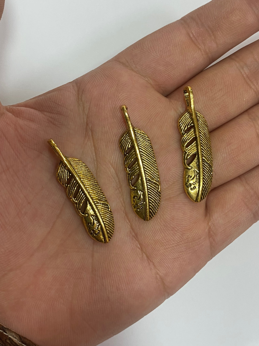 Dijes de pluma dorados 4 cm de largo