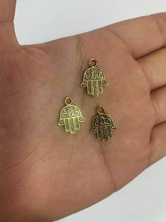 Mini dijes dorados de mano de Fátima de 1,5 cm de largo (7 unidades)