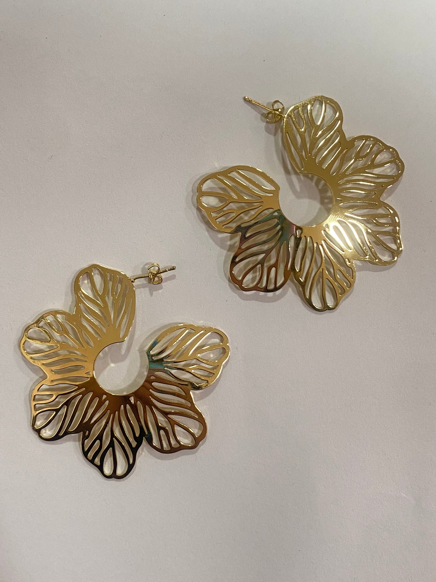Aros de flor con baño en oro
