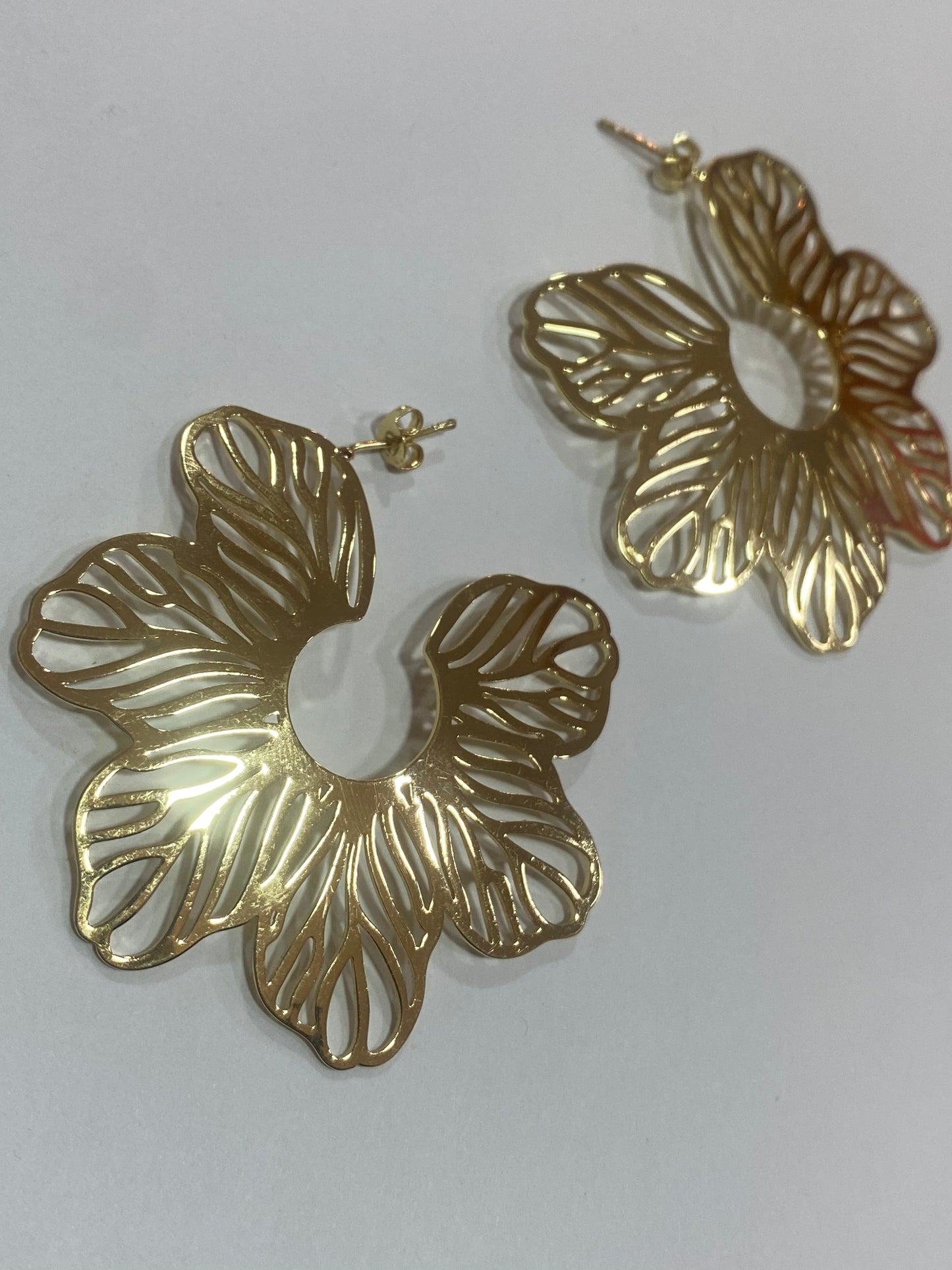 Aros de flor con baño en oro