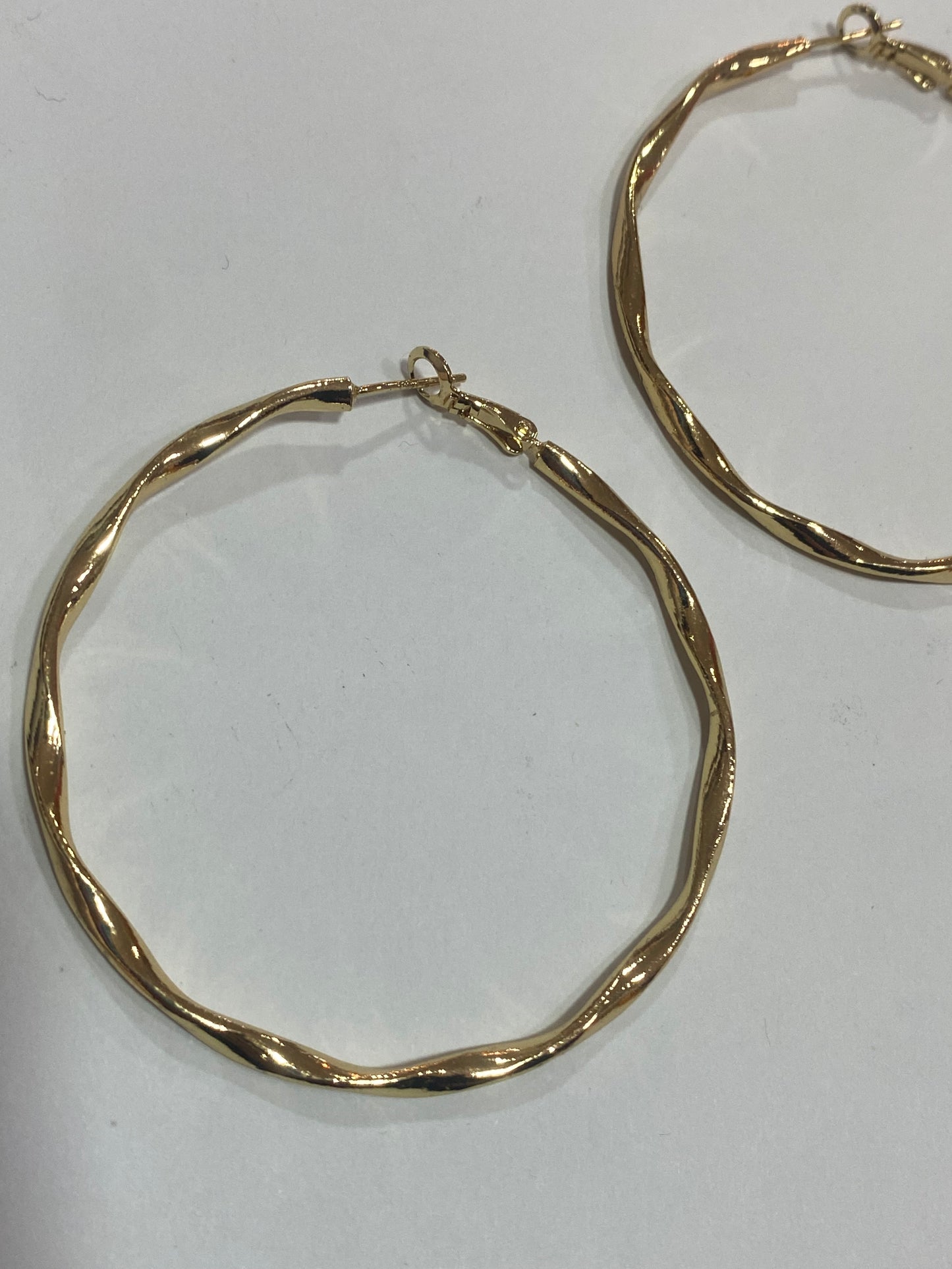 Argollas doradas bañadas en oro de 5 cm de diámetro