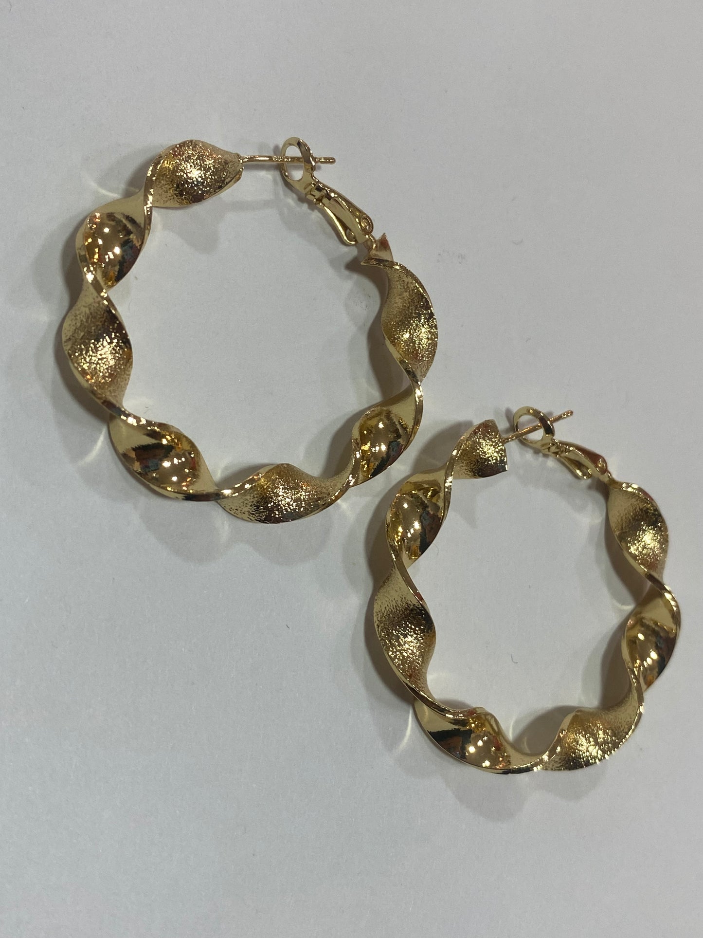 Argollas enroscadas doradas con baño en oro