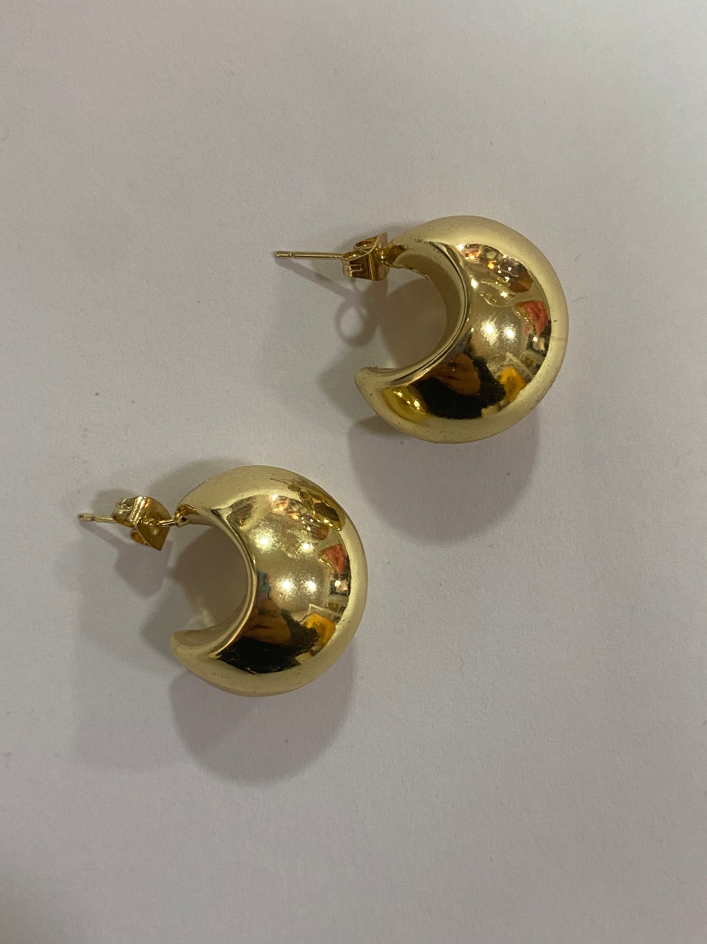 Aros gruesos con baño en oro 2 cm de largo