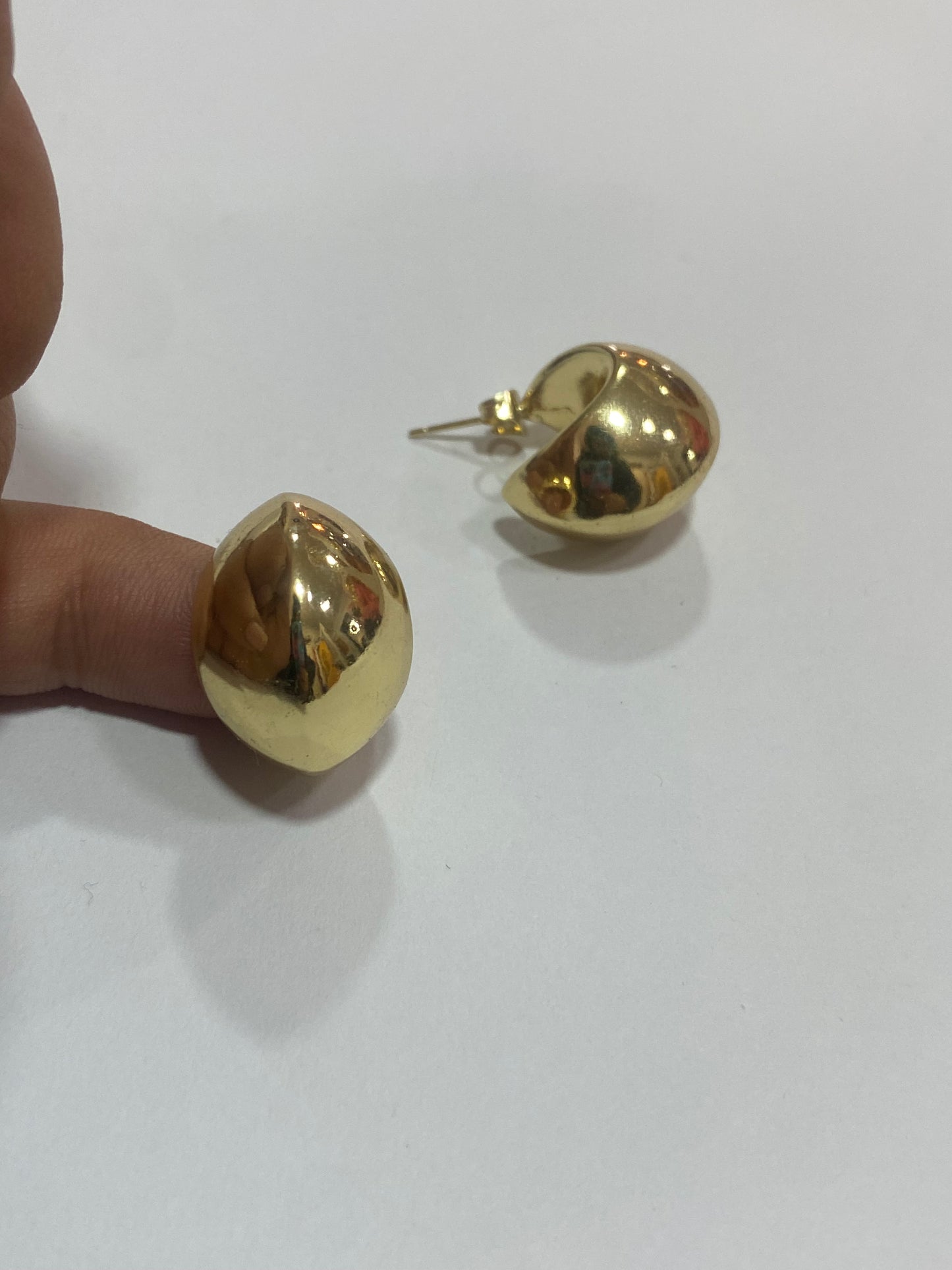 Aros gruesos con baño en oro 2 cm de largo