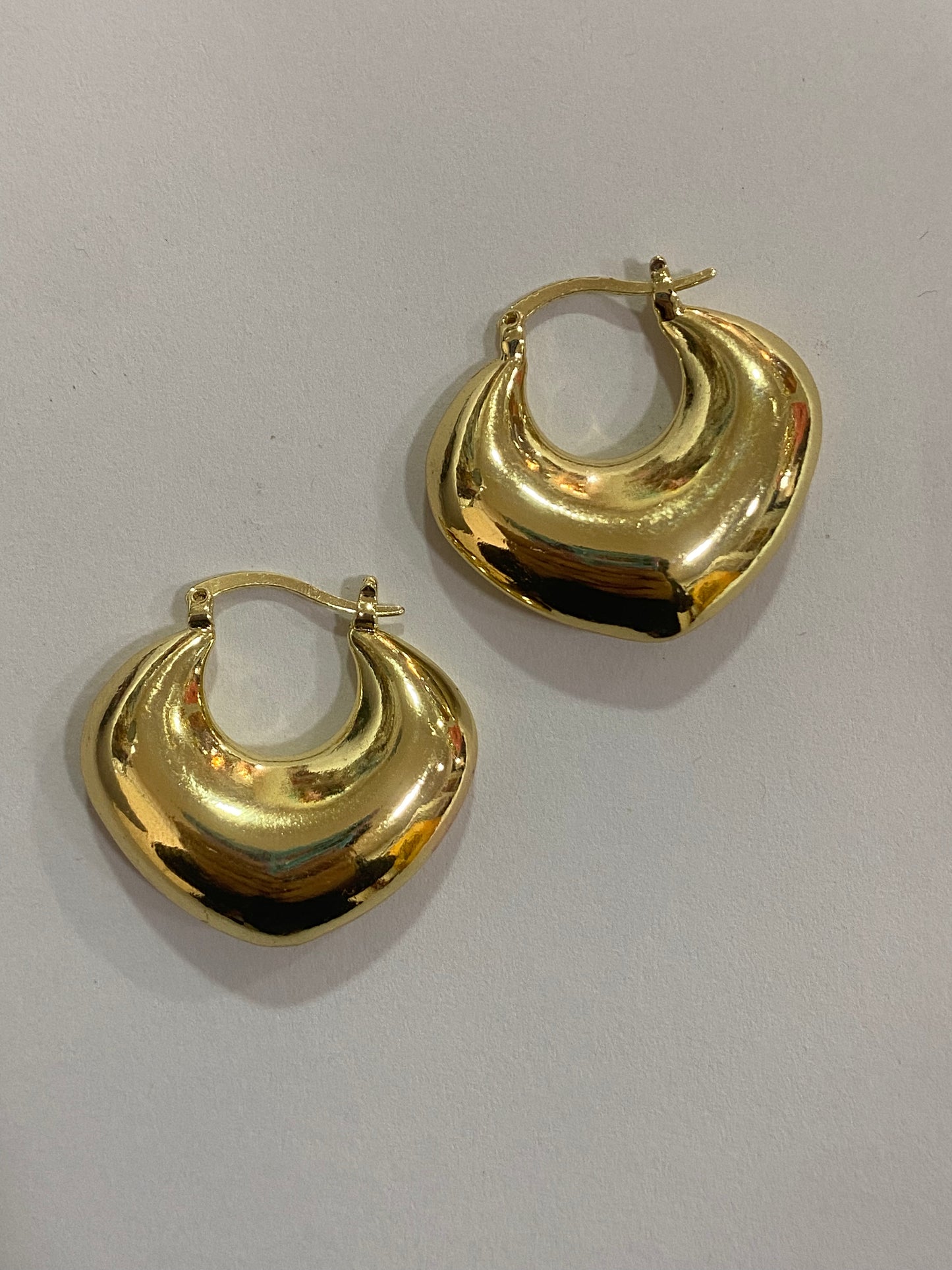 Argollas tipo bolsón doradas con baño en oro