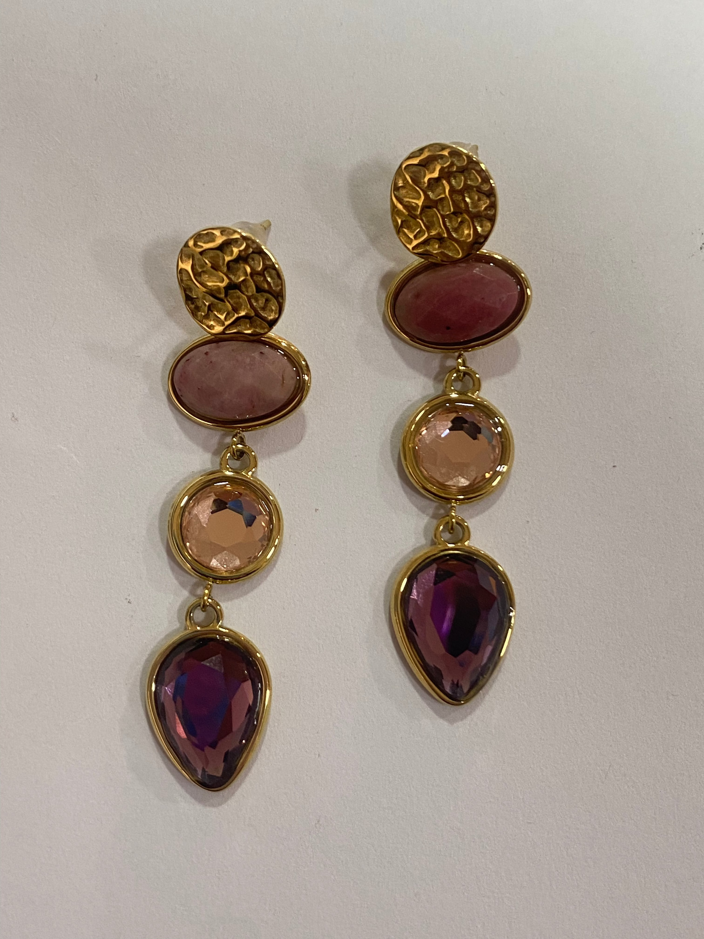 Aros largos en tonos morados en acero