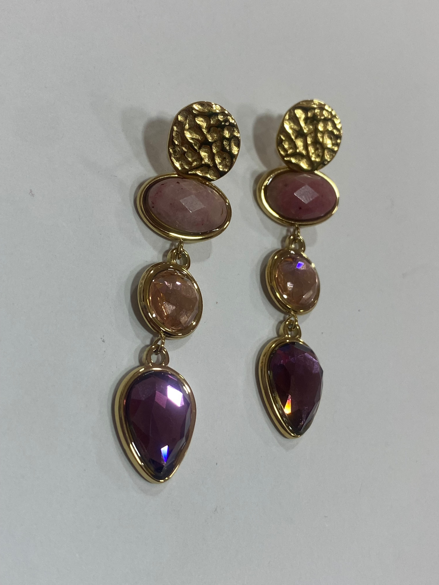 Aros largos en tonos morados en acero