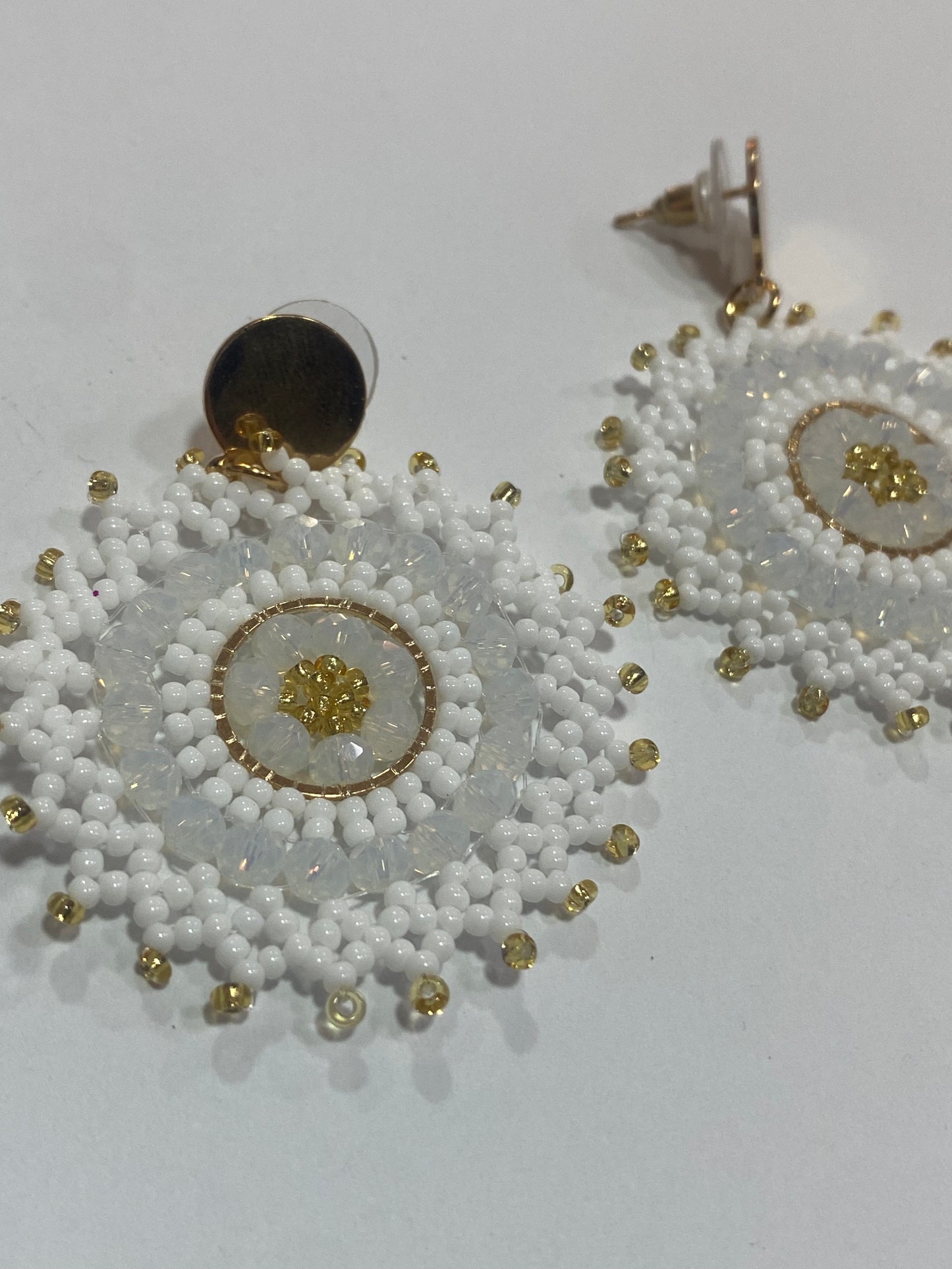 Aros con mostacilla blanca de acero
