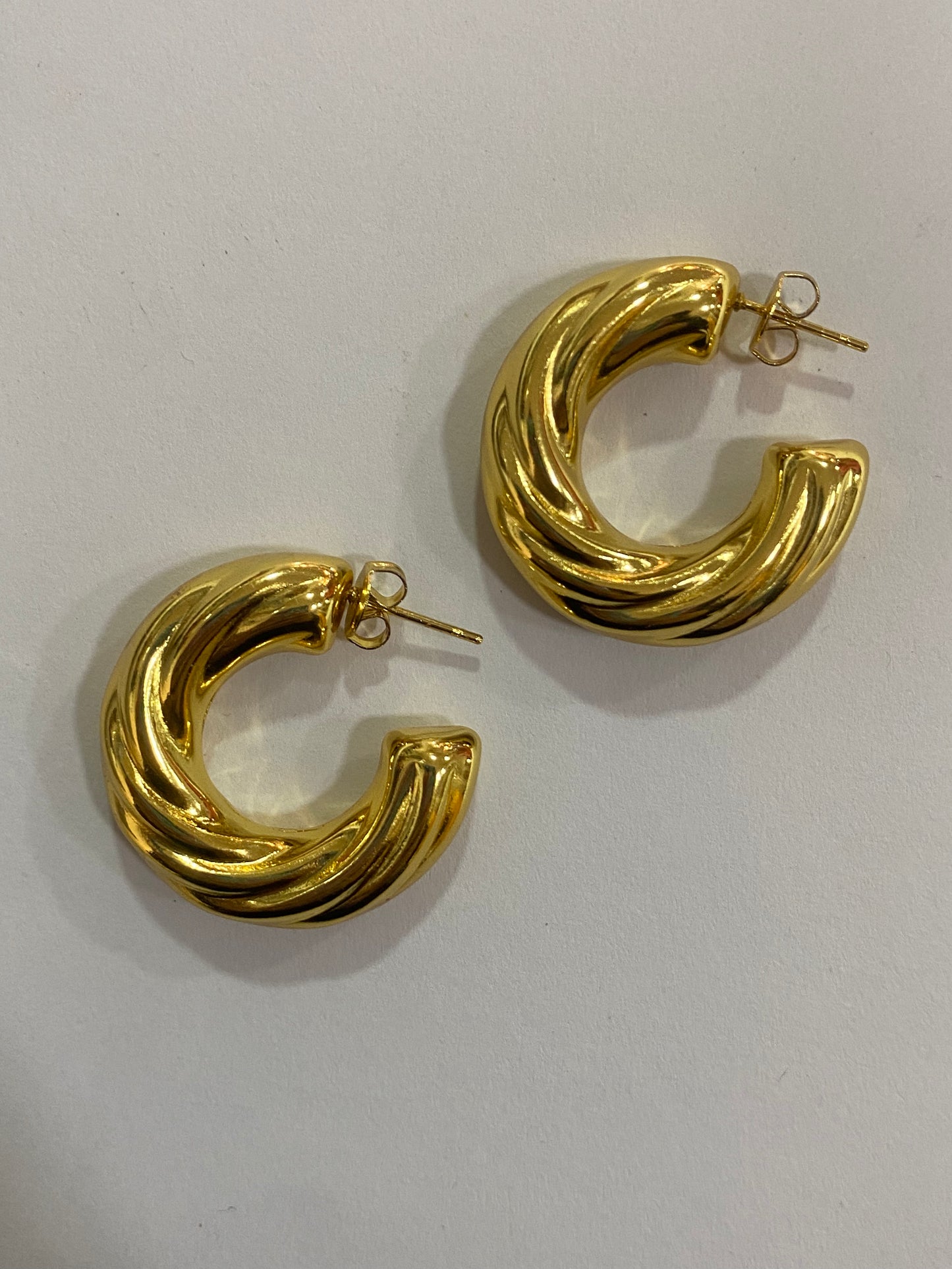 Argollas con textura doradas en acero