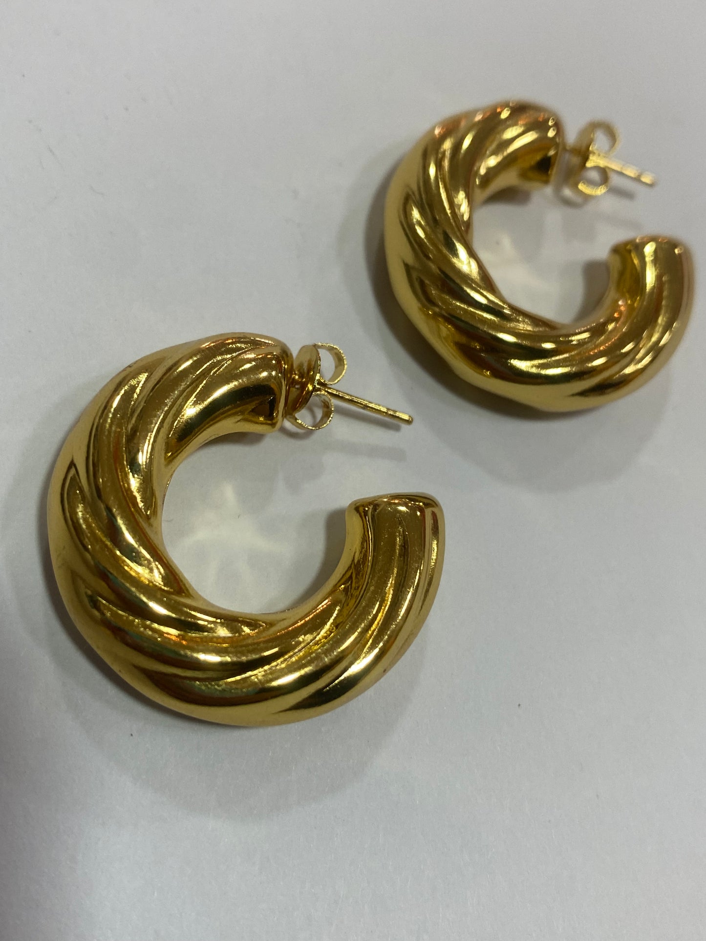 Argollas con textura doradas en acero